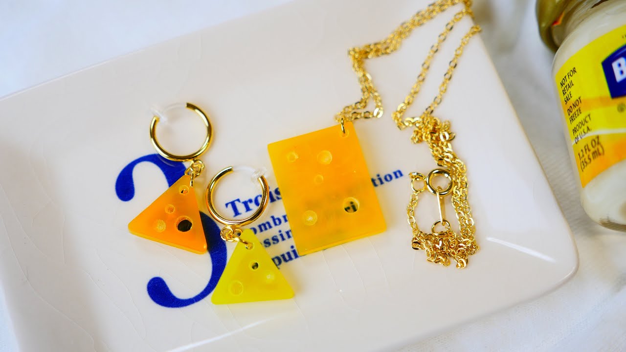 DIY Swiss Cheese Earrings and Necklace Accessories レジンで穴あきチーズのアクセサリー（イヤリングとネックレスを作ってみた） | MosoGourmet 妄想グルメ