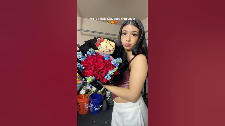 spooky bouquet szn 🕸️ #isabelsflores #hellokitty #florist #flowers #shorts #shortsvideo #spooky