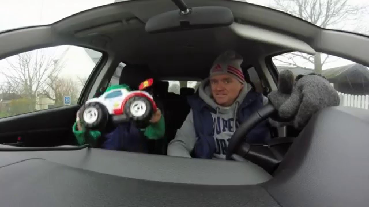 Far & søn tester fjernstyret bil