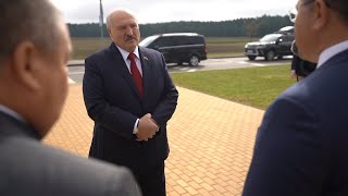 Лукашенко: Вот эту гряду надо приводить в порядок! || Рабочая поездка в Петриковский район