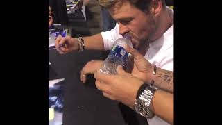 34 Seconds of Chris Hemsworth Funny Moment Signing Autographs