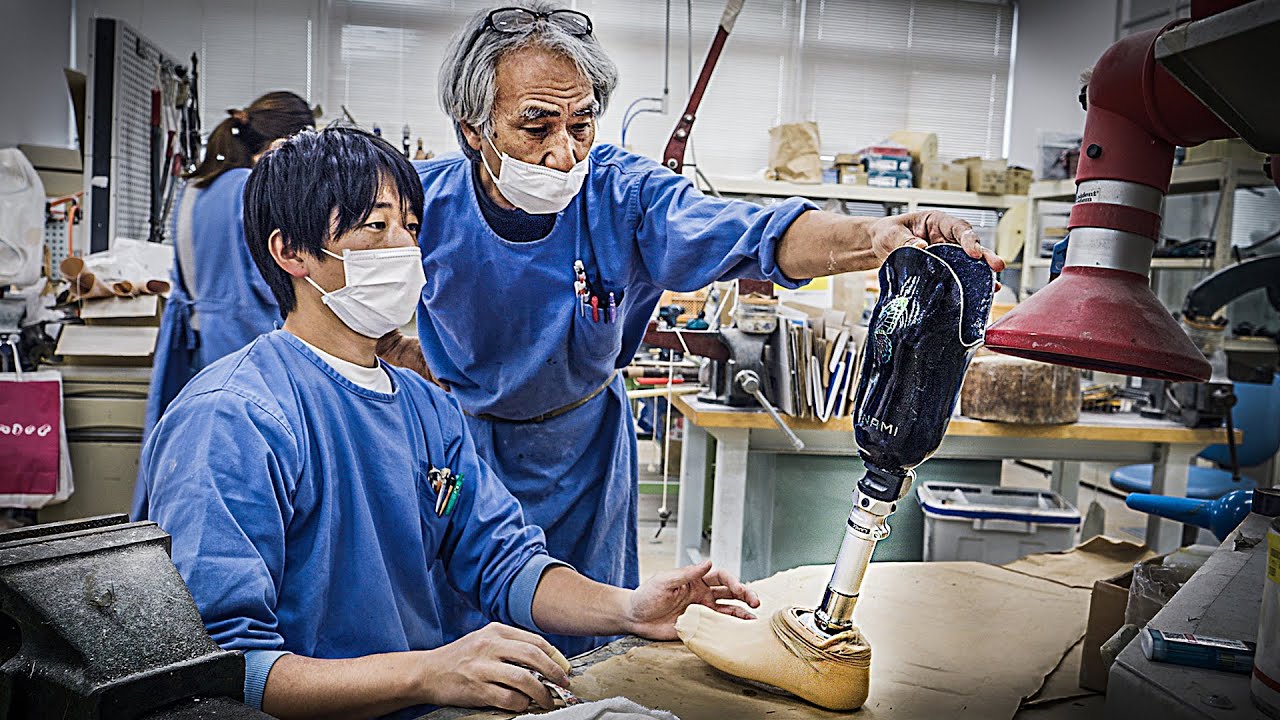 Изготовление протеза ноги. Мастер-протезист Японии делает новые шаги к надежде.