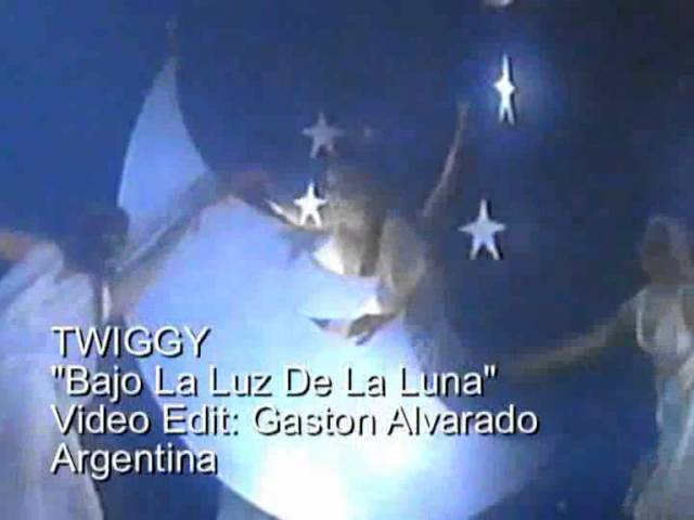 在 YouTube 上观看 TWIGGY  Bajo La Luz De La Luna 在 YouTube 上观看 TWIGGY  Bajo La Luz De La Luna