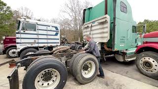 Freightliner FLD '13' Lets Change Some Air Springs. & Stuff