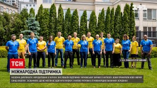 Новини України: американські та британські дипломати сфотографувалися у новій формі нашої збірної