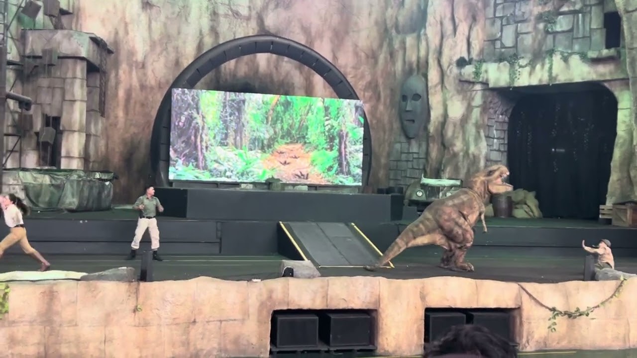 Anak2 happy banget nonton dinoland Dufan (A5D1 family)