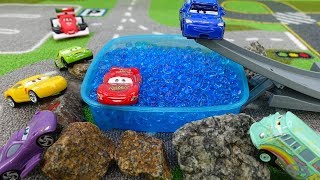 McQueen e Balze pronti per la gara delle macchine. Giochi per bambini