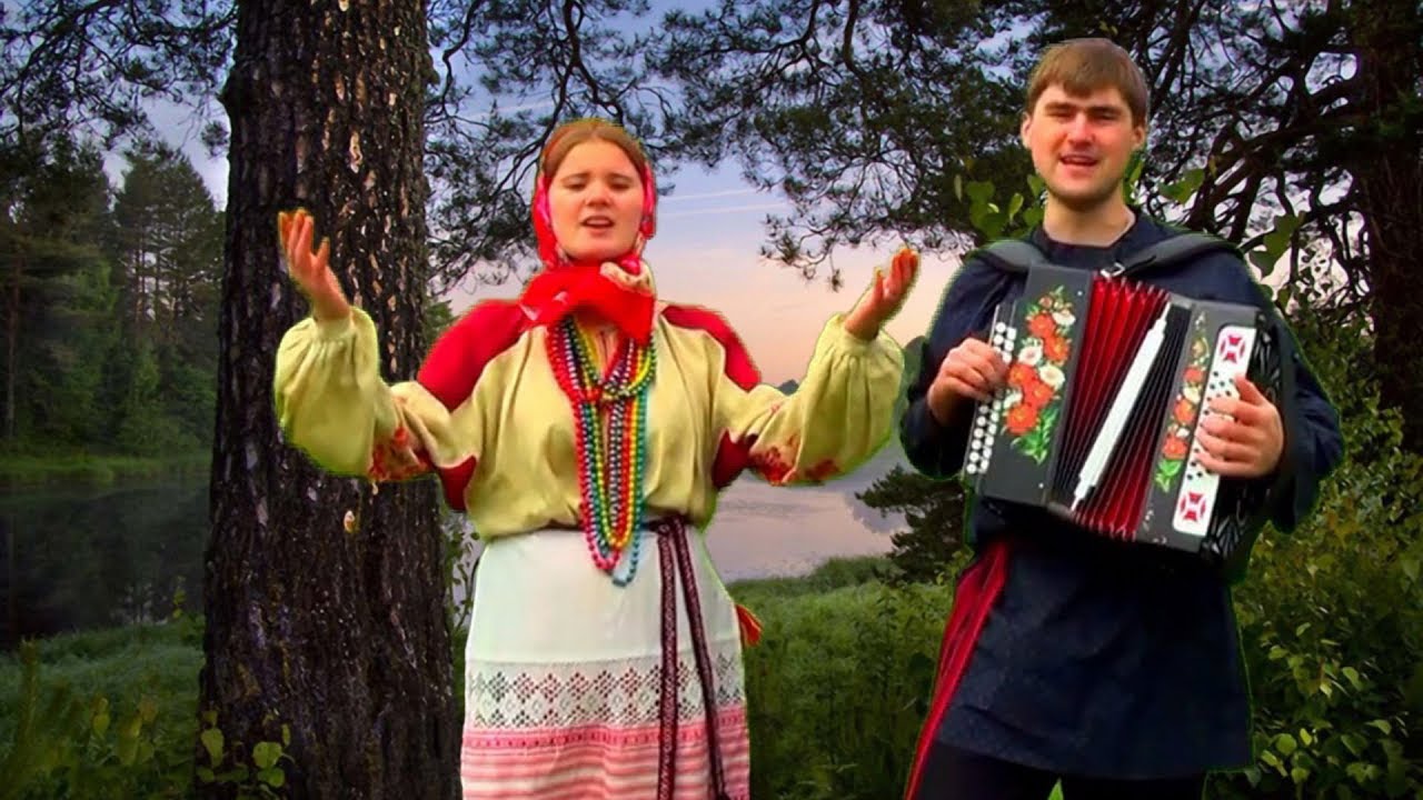 Видео российской песни. Пляски под гармонь. Гармонист в русском костюме. Парень и девушка в русских народных костюмах. Поют в народных костюмах.