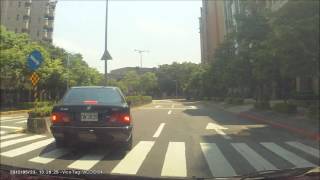 基湖路擦撞賓士