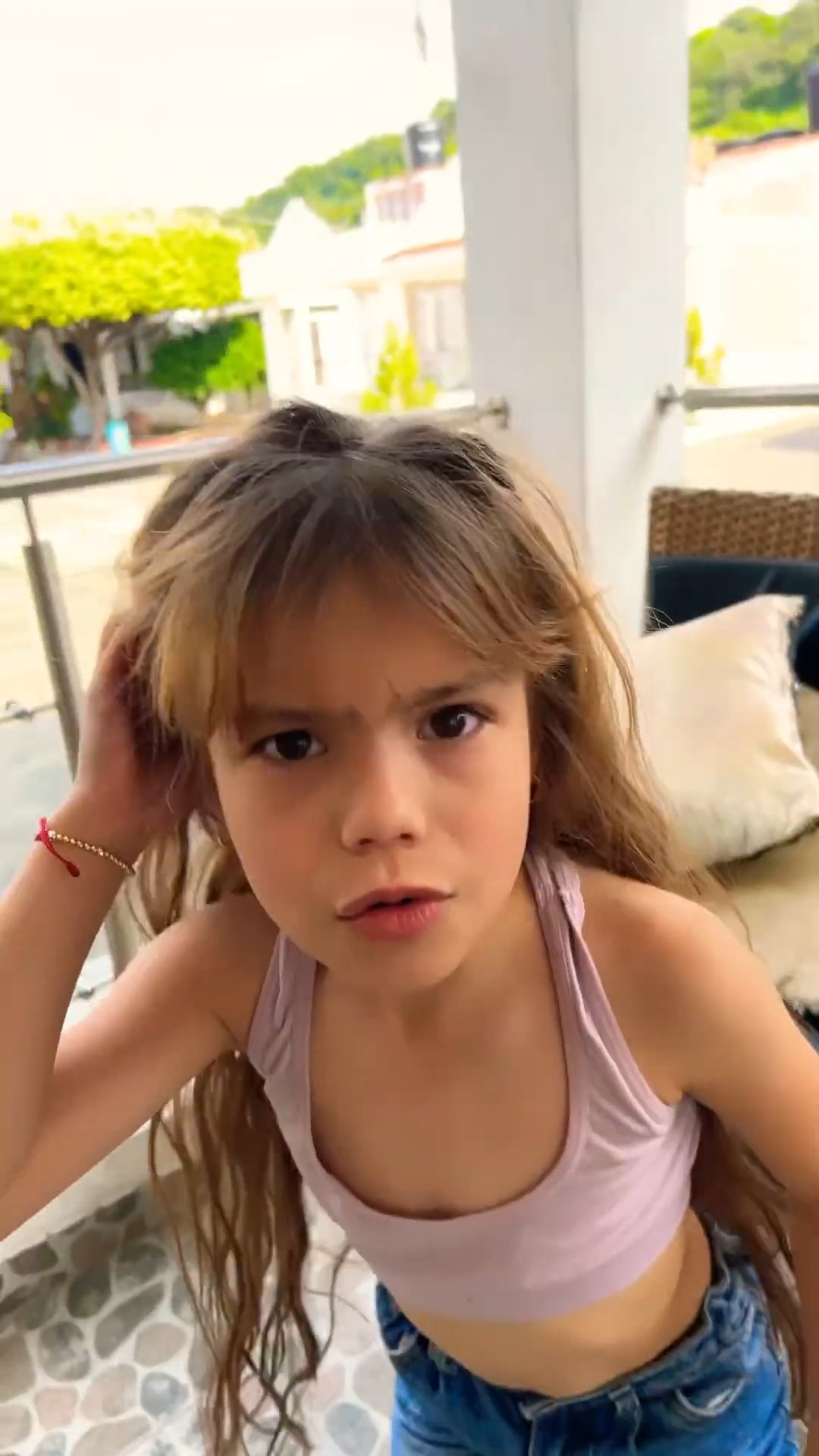 HAY VALERIA SE CAYÓ ??#humor #cosasdefamilia #comedia #cosasdecasa #funny #navidad #shortviral