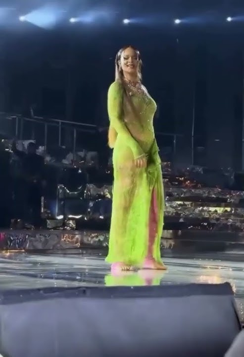 I'm so glad she's back on a stage after so long 🥹   #rihanna #badgalriri #rihannafenty #riri