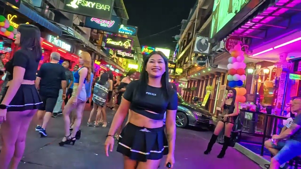 再次漫步泰国芭提雅最大红灯区. 六巷 世界最长的街道办事处.  1500个后宫佳丽任君挑选陪饮酒取乐.  酒水饮料明码标价童叟无欺.  快乐结局必须杀价.  比德瓦倫荷蘭阿姆斯特丹的还大.Soi 6.