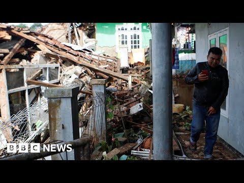 Indonesia earthquake leaves scores dead, hundreds injured and thousands displaced - bbc news