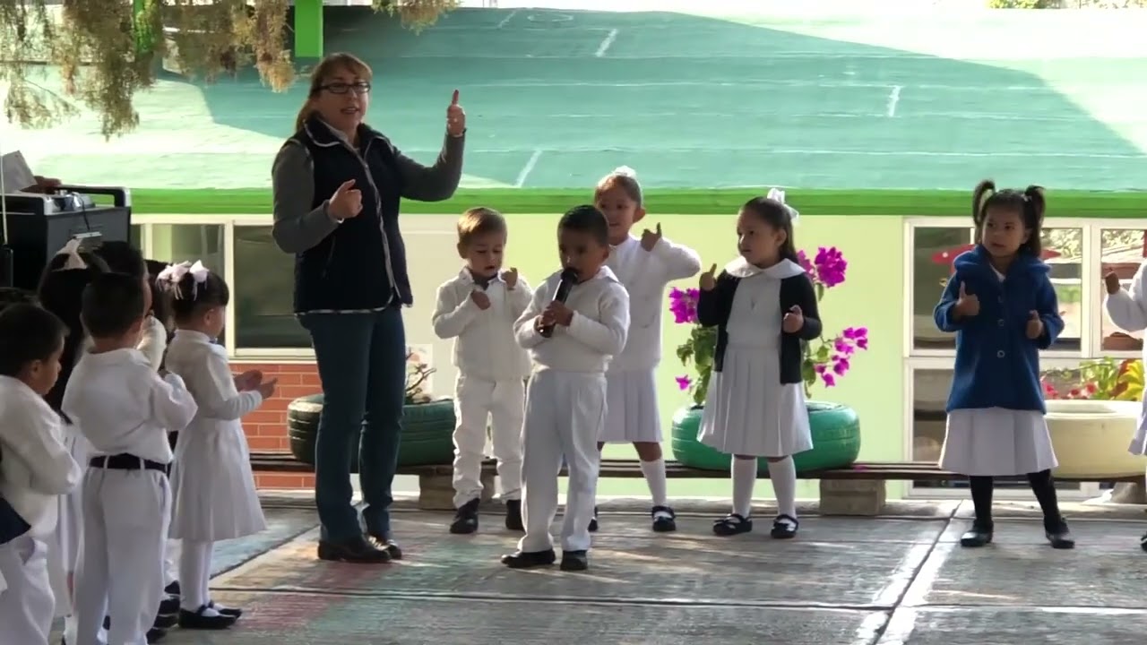 Honores a la bandera en preescolar.  Arantza.  Maestra de Ceremonias