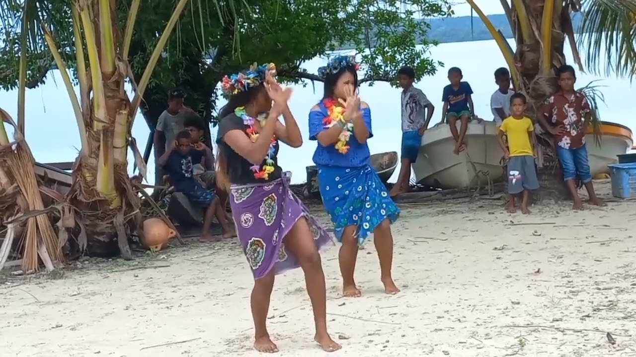 Entertainment_Dance_By_Two_Gilbertese_Ladies_@_Laumana_(Shortland_Islands)_Solomon_Islands🇸🇧