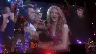 Shakira hugging fans (Live in Paris - El Dorado World Tour AccordHotels Arena) HD