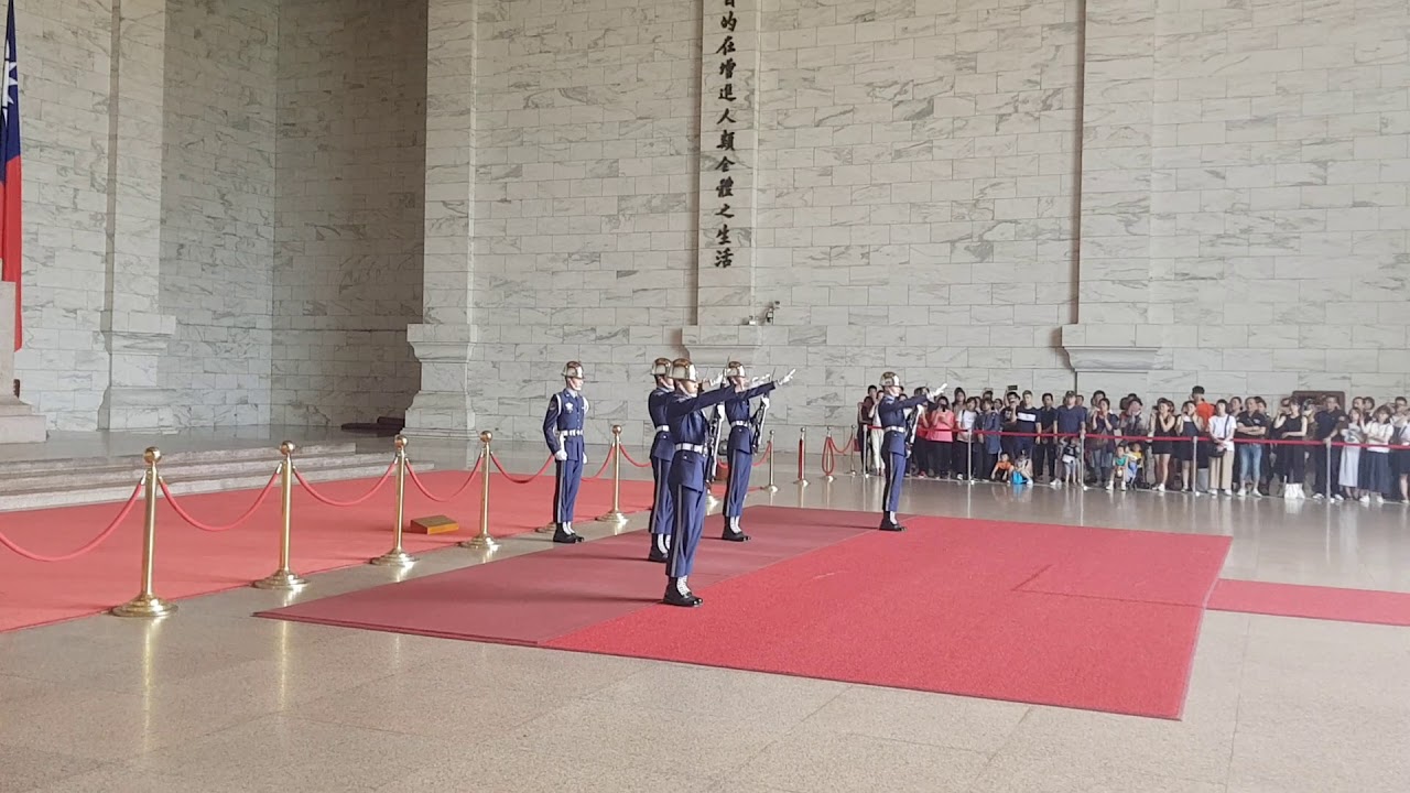 Changing of the honored guards of CHIANG KAI-SHEK Memorial Hall - YouTube