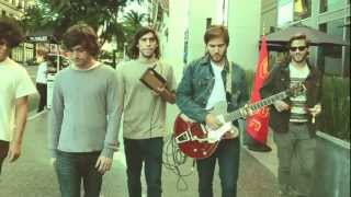 Video thumbnail of "Los Mesoneros - Retroceder caminando por Los Angeles"