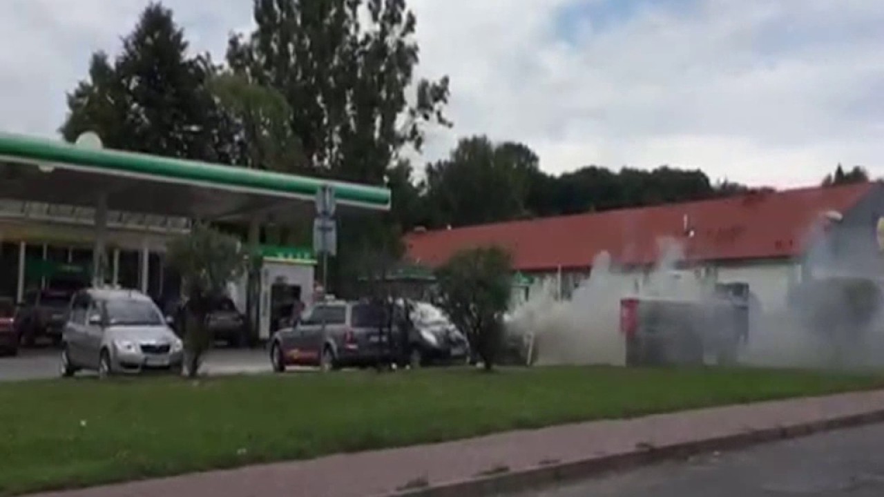 Pożar samochodu na stacji paliw | Żywiec 15.07.2017 - YouTube Żywiec112