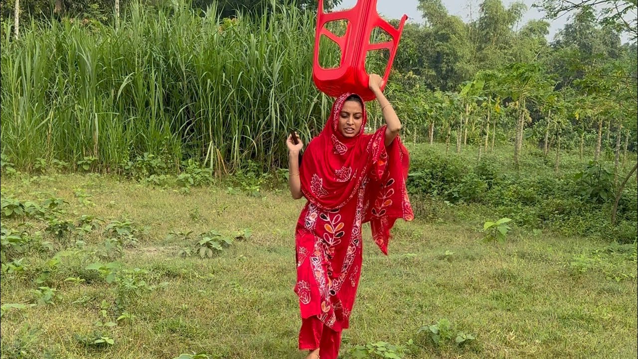 গ্রামের মেয়েরা সকালেই রান্নার জন্য ব্যস্ত হয়ে পড়ে