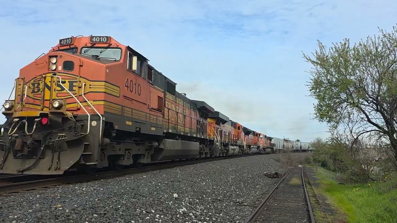 BNSF 4010 leads a grain train with BNSF 770 in Marysville, CA