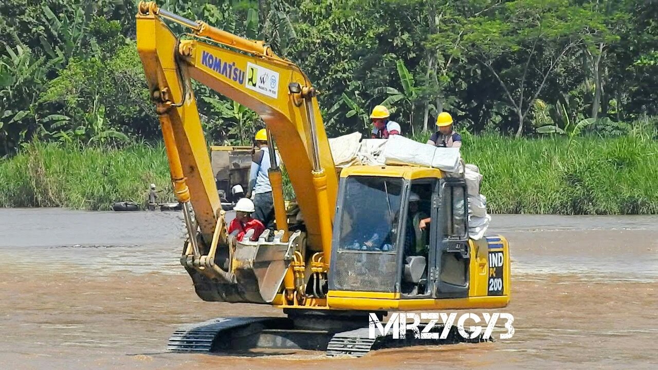 Komatsu PC200 Kobelco SK200 excavator Working On The River - YouTube
