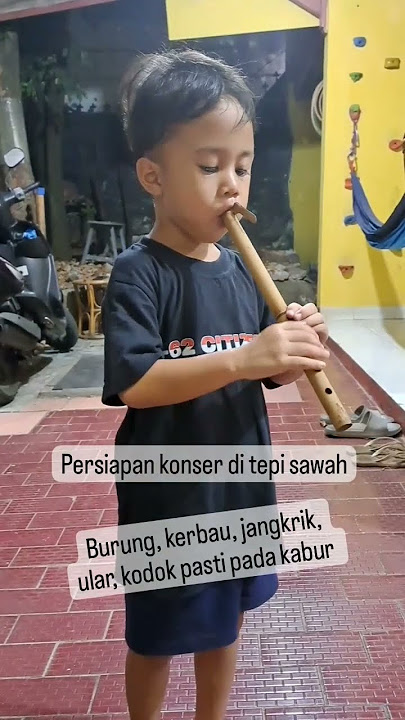 Bermain suling bambu