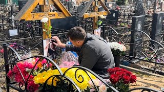 родители Егора Клинаева на могиле своих детей в день памяти / Бутовское кладбище 10.04.2024