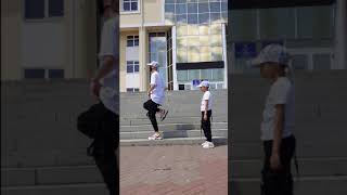 Мальчик повторил танец 😎 Shuffle dance 🔥 Шаффл на лестнице