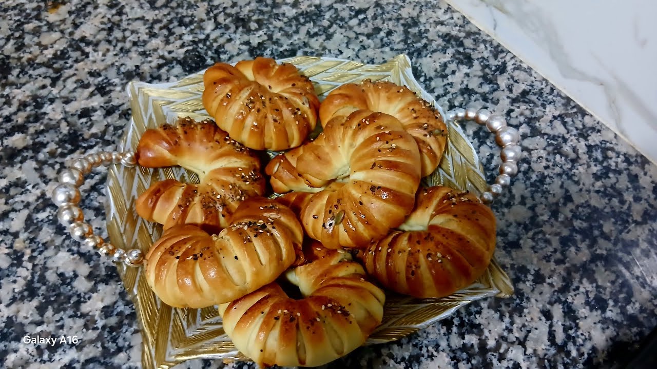 بلا ما تحيري اشنو توجدي للفطور جبت لك فطائر اللي دغيا تايوجدوا من الداخل اما الحشوه لذيذه بزاف 👌