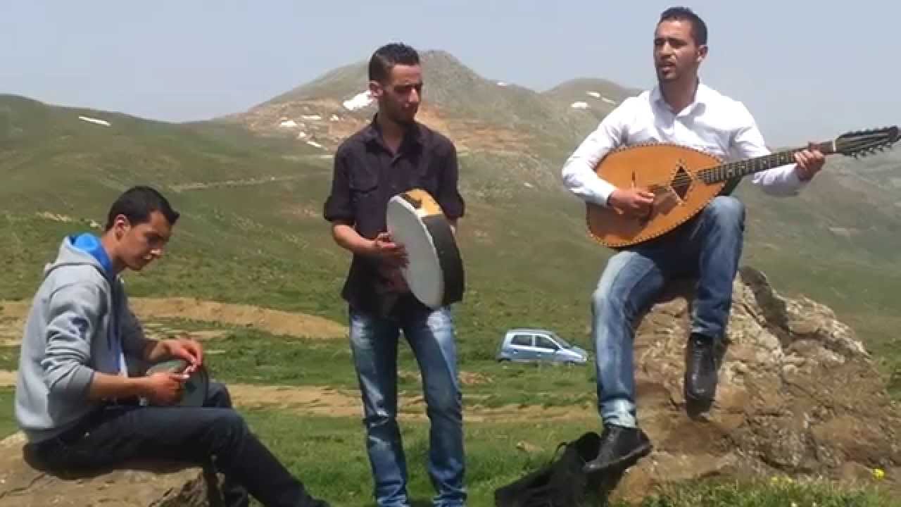 Yacine Oumohand chante 