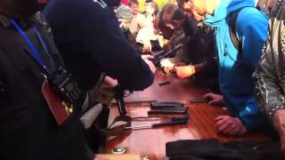 Луганск СБУ, народ обучают обращению с оружием !