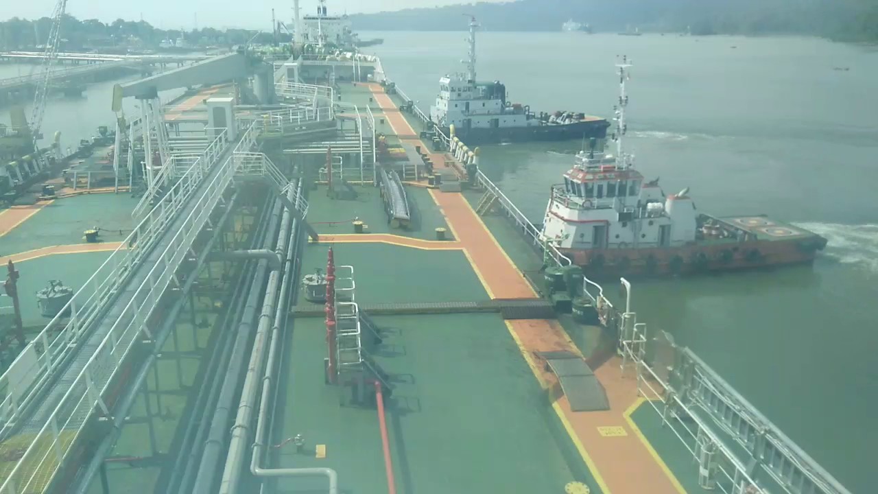 entering jetty at cilacap port (proses masuk ke dermaga di pelabuhan