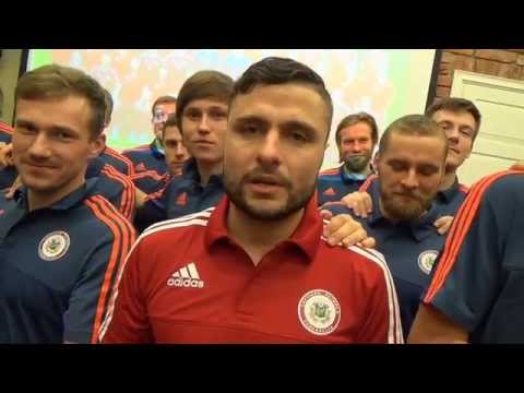 Video: Futbola Izlases Meitenes Sagriezti Mati, Lai Atbalstītu Biedrus