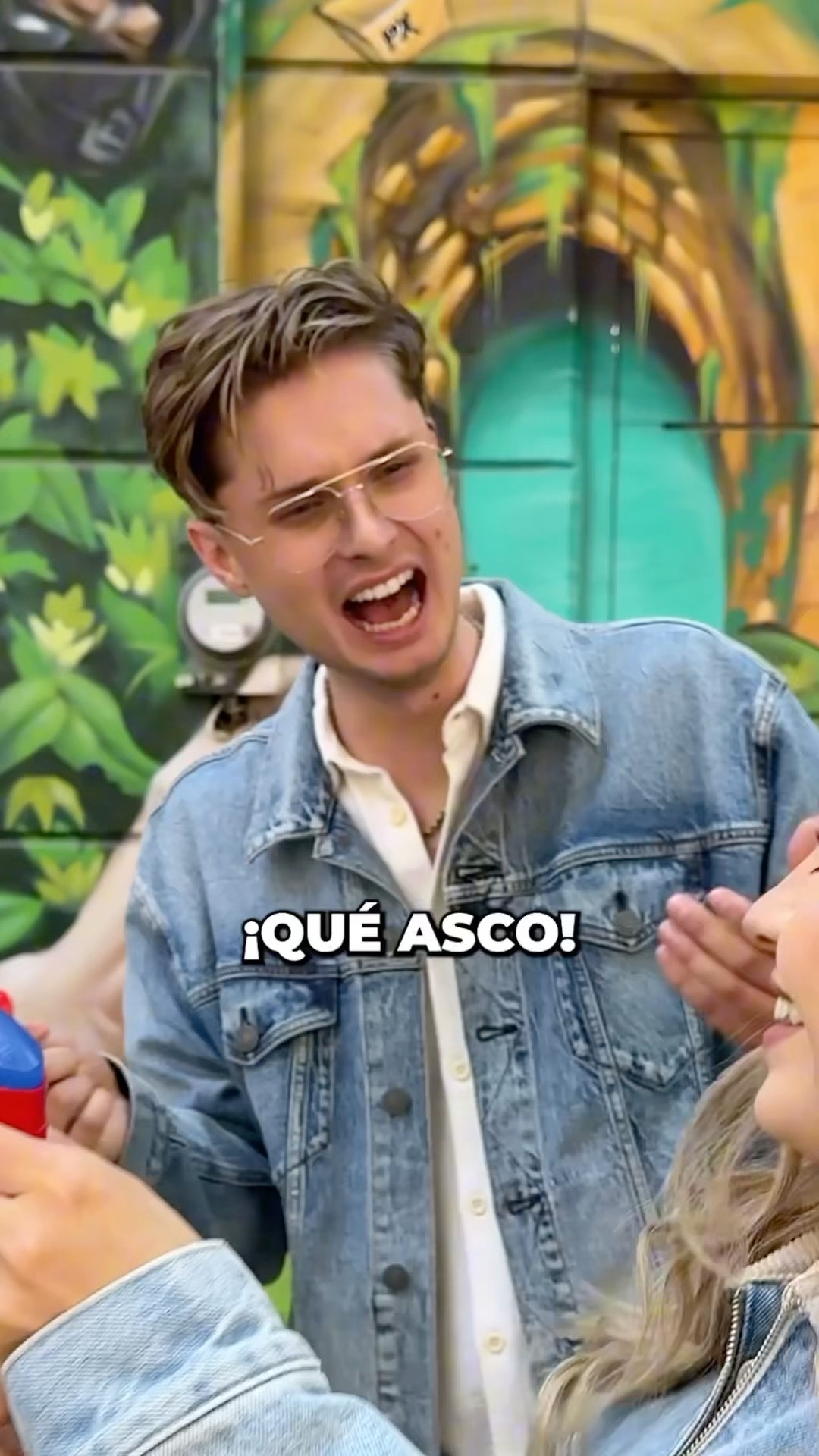 Me hizo lamer EL DESODORANTE ??