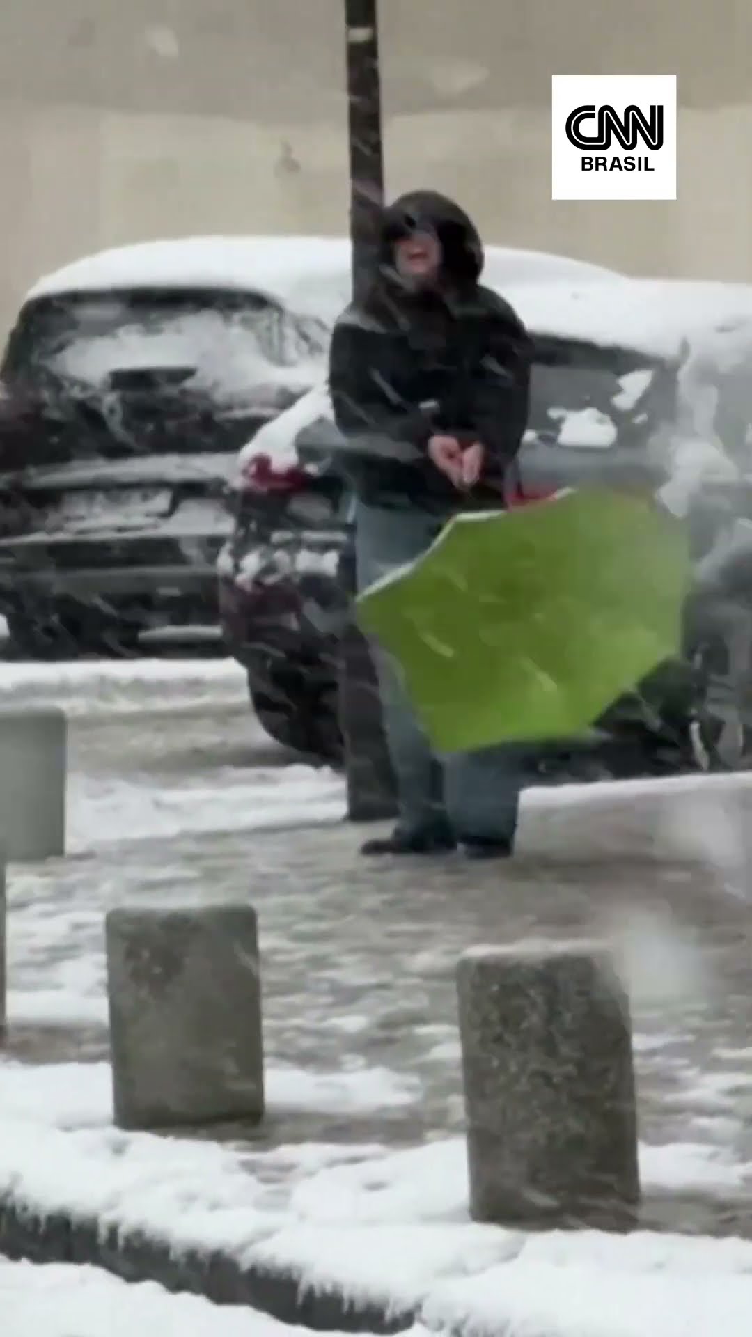Paris é coberta de neve após tempestade atípica #Shorts