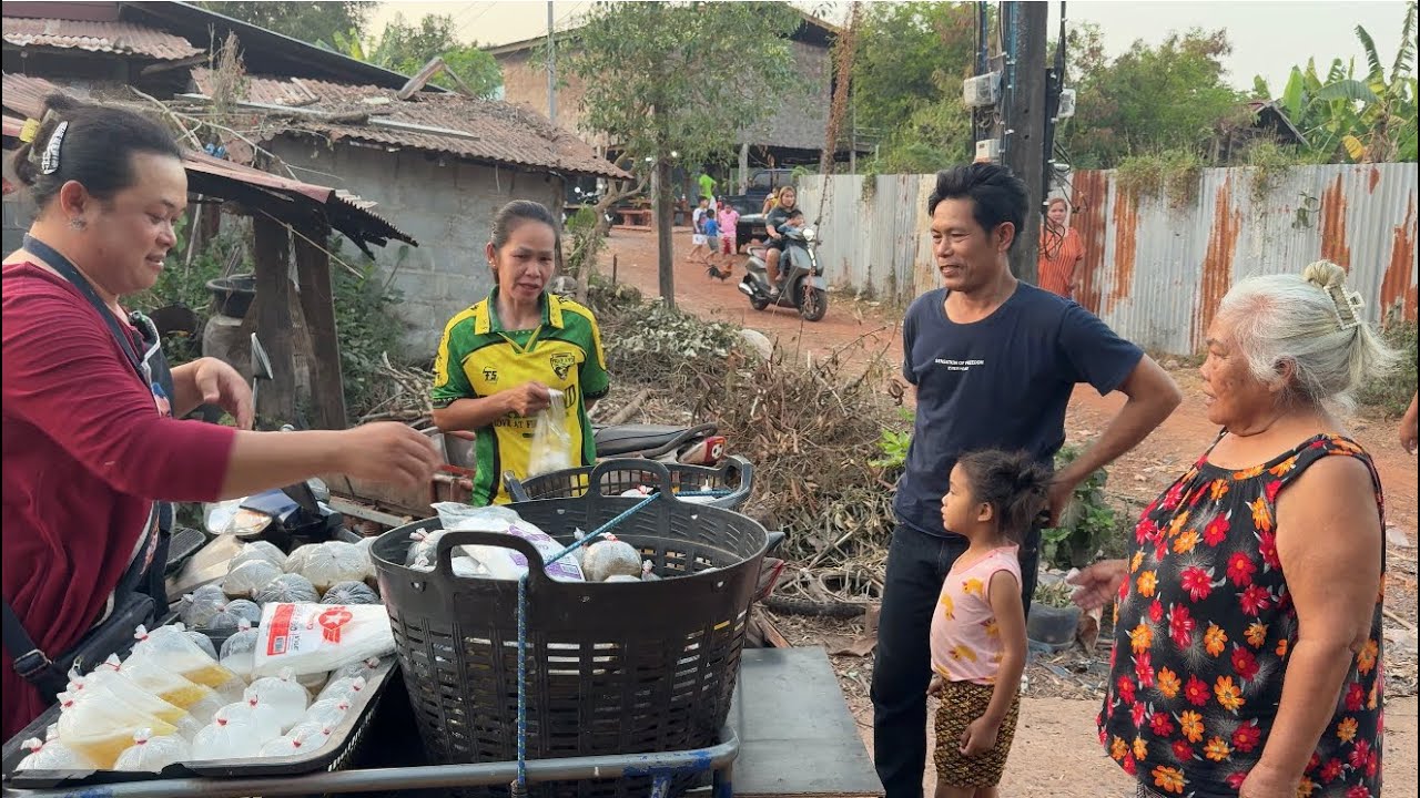 แจกอาหารของหวานกว่า200ถุงให้ชาวบ้าน เจ้าของวันเกิดเหมาทั้งหมด ขอขอบพระคุณมากๆนะคะ