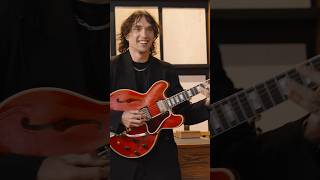 Justin Hawkins Shows You How to Hold a 355 / 335 at Gibson Garage, London, UK