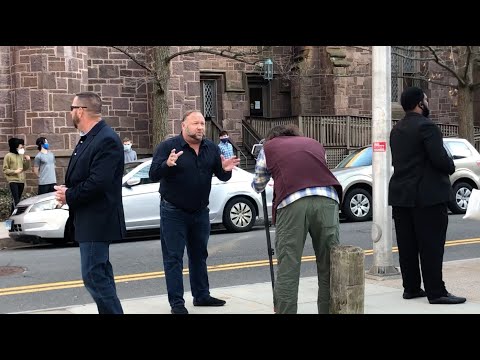 Conspiracy theorist Alex Jones visits Yale, Skull and Bones