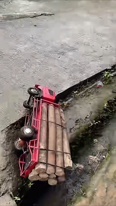 RC Truk Hino Terguling Masuk Sungai😱 #truk #trukoleng #xcavator #menemukanmainan #pejuangrupiah