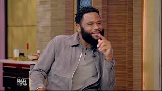 Anthony Anderson and His Mom Are Scaring People on “House Haunters” screenshot 5