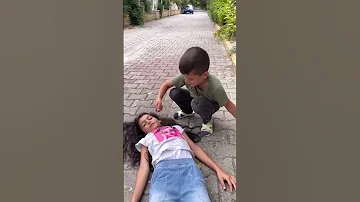 طفل فقير يطعم اخته الطين من شدة الجوع ولكن عندما راهم هذا الرجل شاهد ماذا فعل Shorts 