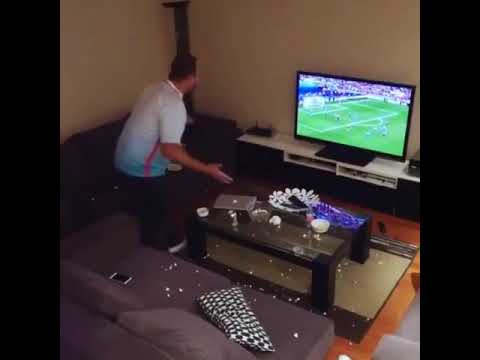 wife-pranks-her-husband-by-turning-off-the-tv-at-real-madrid-vs-barcelone-football-match