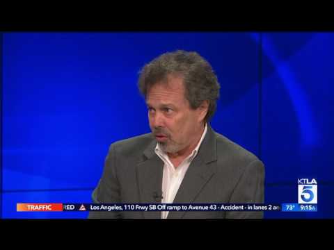 Video: Curtis Armstrong netto waarde: Wiki, Getroud, Familie, Trou, Salaris, Broers en susters