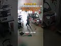 小车突然破门而入,10岁女孩迅速抱起妹妹逃过一劫:只害怕了一瞬间就冲向妹妹,还不忘把手里的饮料放下