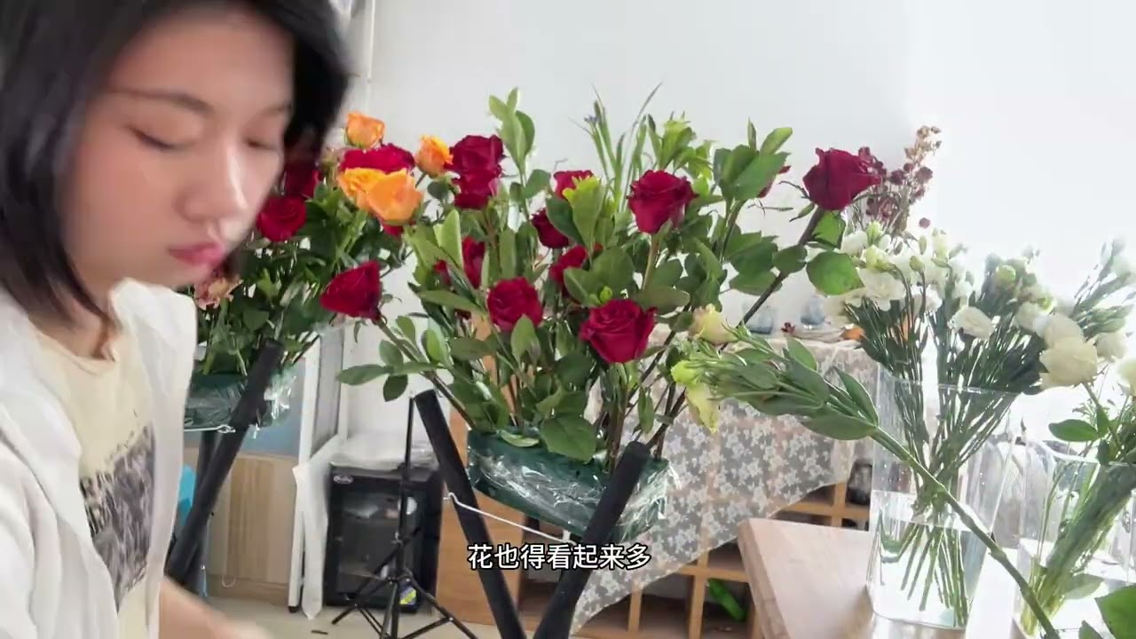 我的花店日常：很久很久没有做过开业花篮了～天气热起来了，最爱的小手球和洋牡丹也马上下市了😭，又要再等一年，才能看到这么好看的花材了！#我的花店日常 #vlog我的日常生活 #花艺师日常 #日常vo