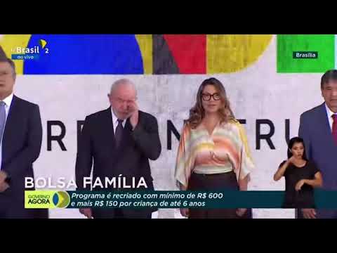 Lula se emociona durante hino nacional na cerimônia de lançamento do Novo Bolsa Família