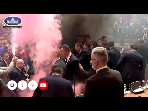 Káosz a szerb parlamentben: összeverekedtek a képviselők, füstbombákat dobáltak be – videó