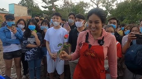 Phản Ứng Vui Nhộn Của Cát Thy Khi Được Fan Tặng Quà | Bánh tráng Trộn Diva Cát Thy