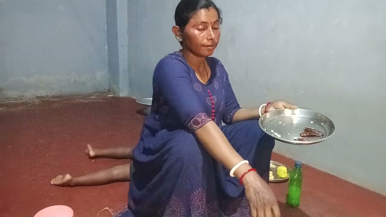 লাউ ডাল বেগুন ভাজা, তার সাথে আলু মাখা ডিমের অমলেট